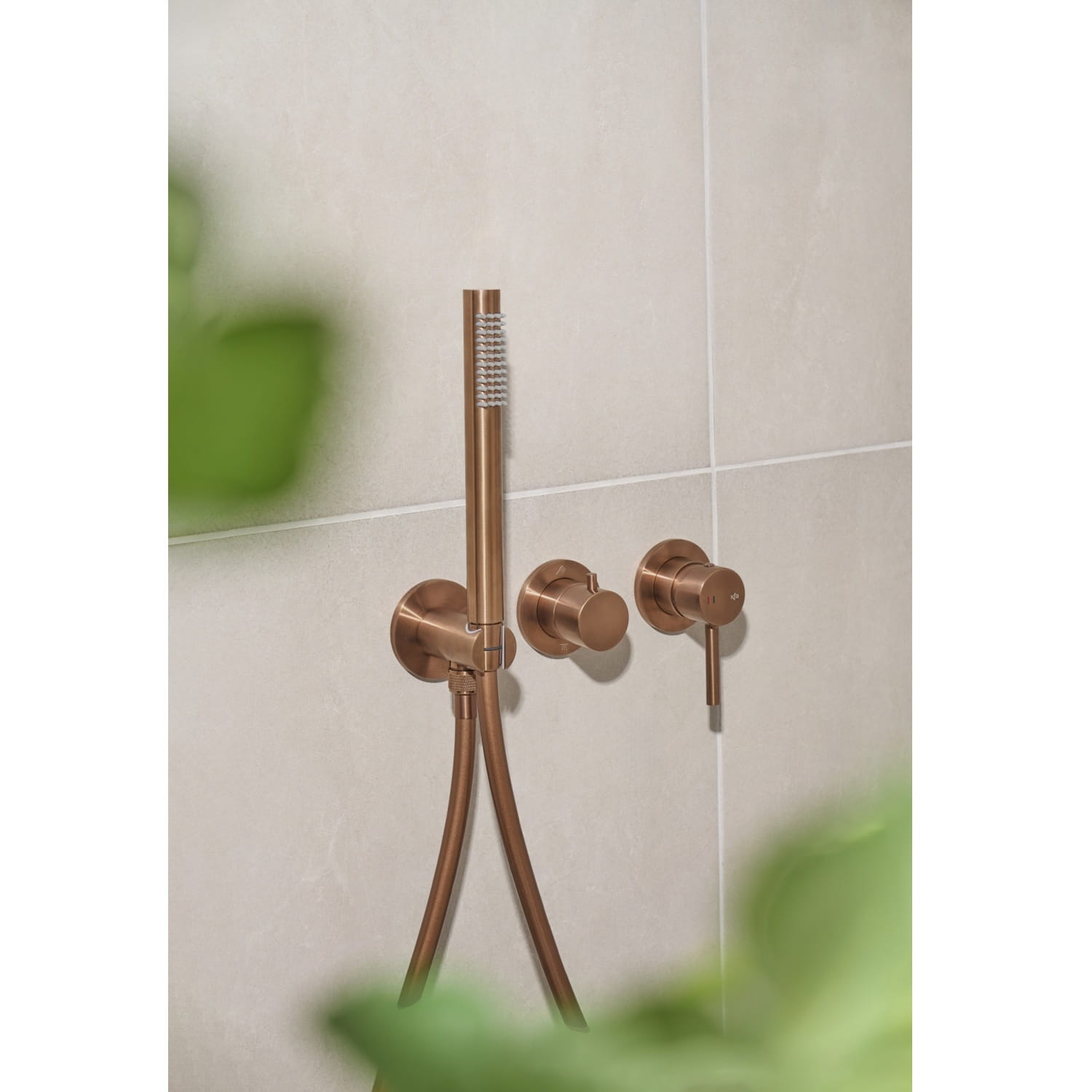 MOZA_BRUSHED_ROSE_GOLD_vstroennyy_dushevoy_nabor_s_3_otverstnym_2_funktsional_nym_smesitelem (1)