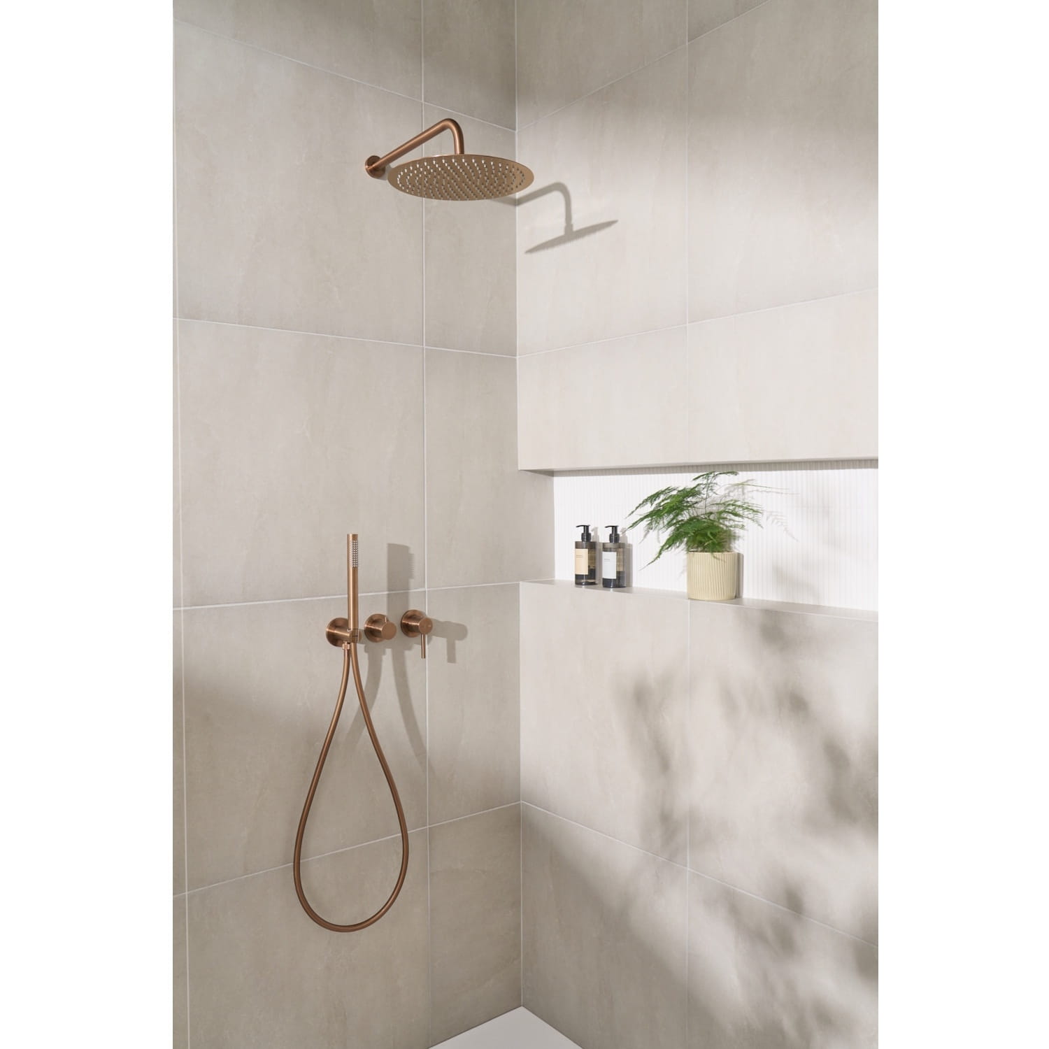 MOZA_BRUSHED_ROSE_GOLD_vstroennyy_dushevoy_nabor_s_3_otverstnym_2_funktsional_nym_smesitelem